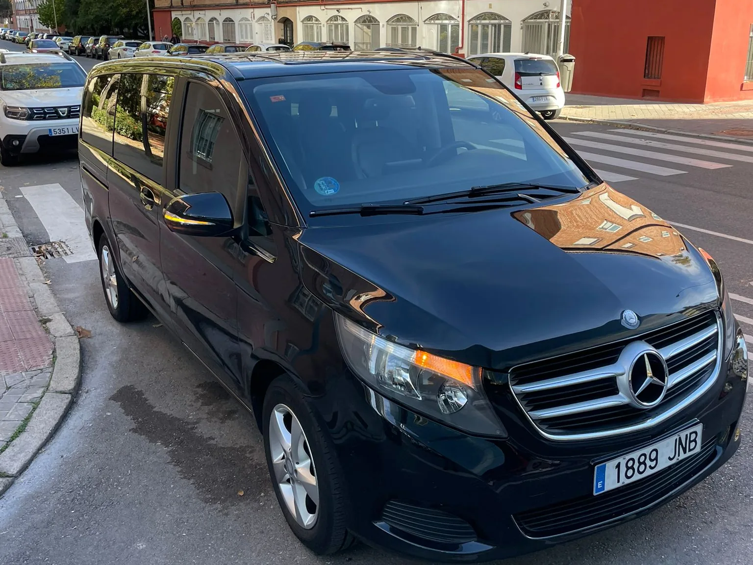 Mercedes-Benz V220 Avantgarde negra en tres cuartos delantero por una calle