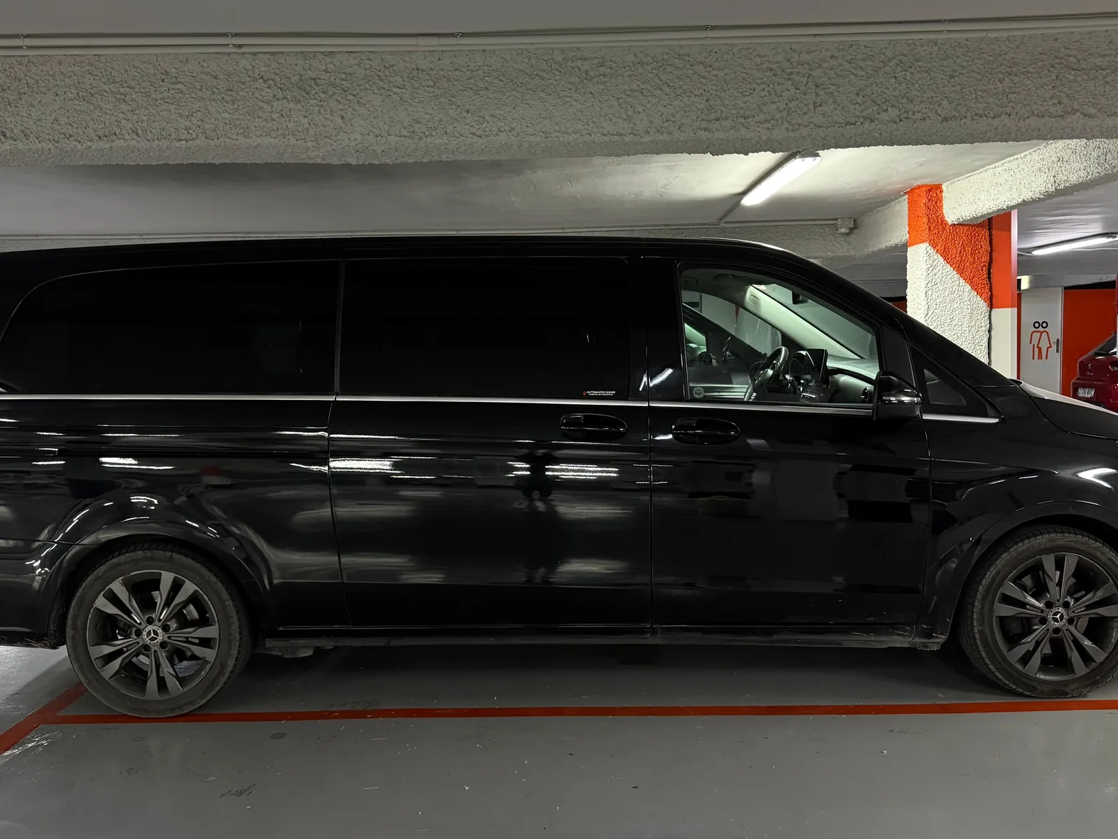 Mercedes-Benz V250 Avantgarde negra vista de perfil completo