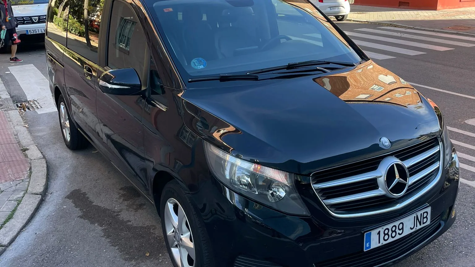 Mercedes Clase V negra de ocho plazas aparcada en una calle de Madrid
