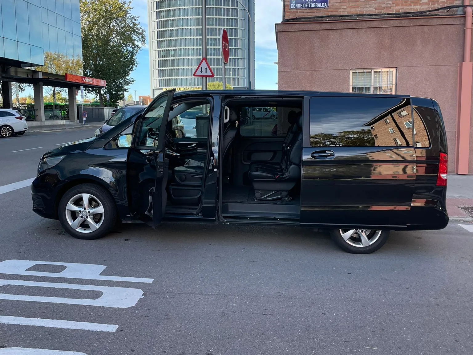 Mercedes-Benz Vito Tourer con la puerta lateral abierta para el acceso de los invitados