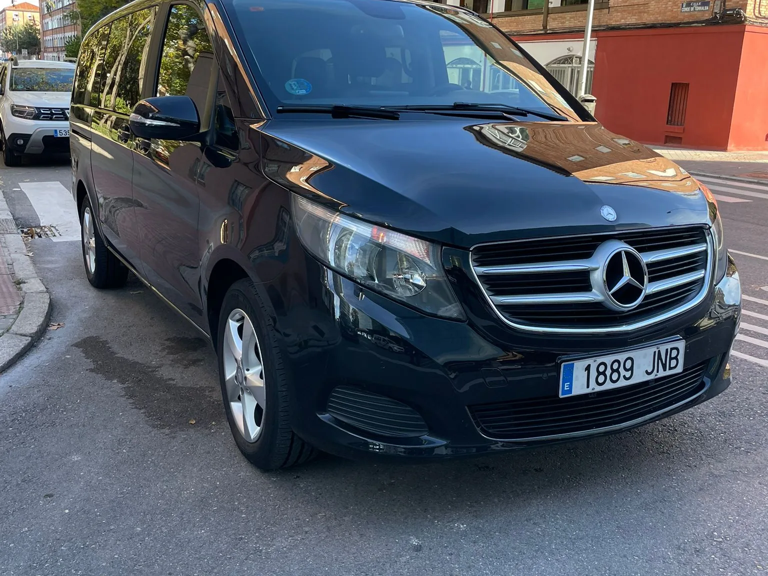 Mercedes-Benz V250 Avantgarde negra en tres cuartos delantero junto a oficinas
