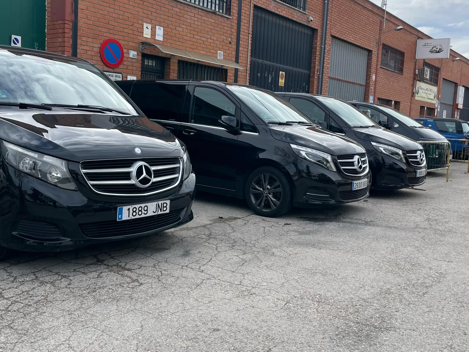 Varias vans Mercedes-Benz negras alineadas, listas para una producción audiovisual