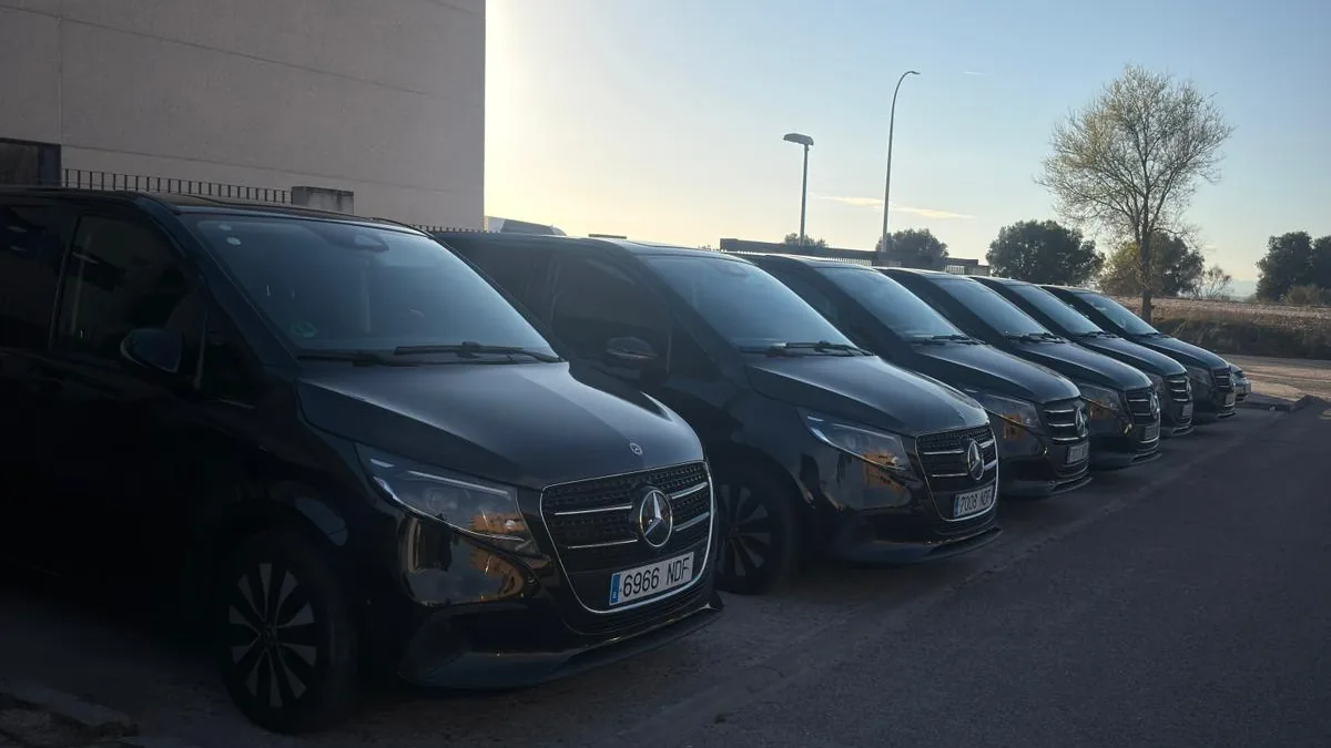 Flota completa de vans Mercedes-Benz negras alineada al atardecer